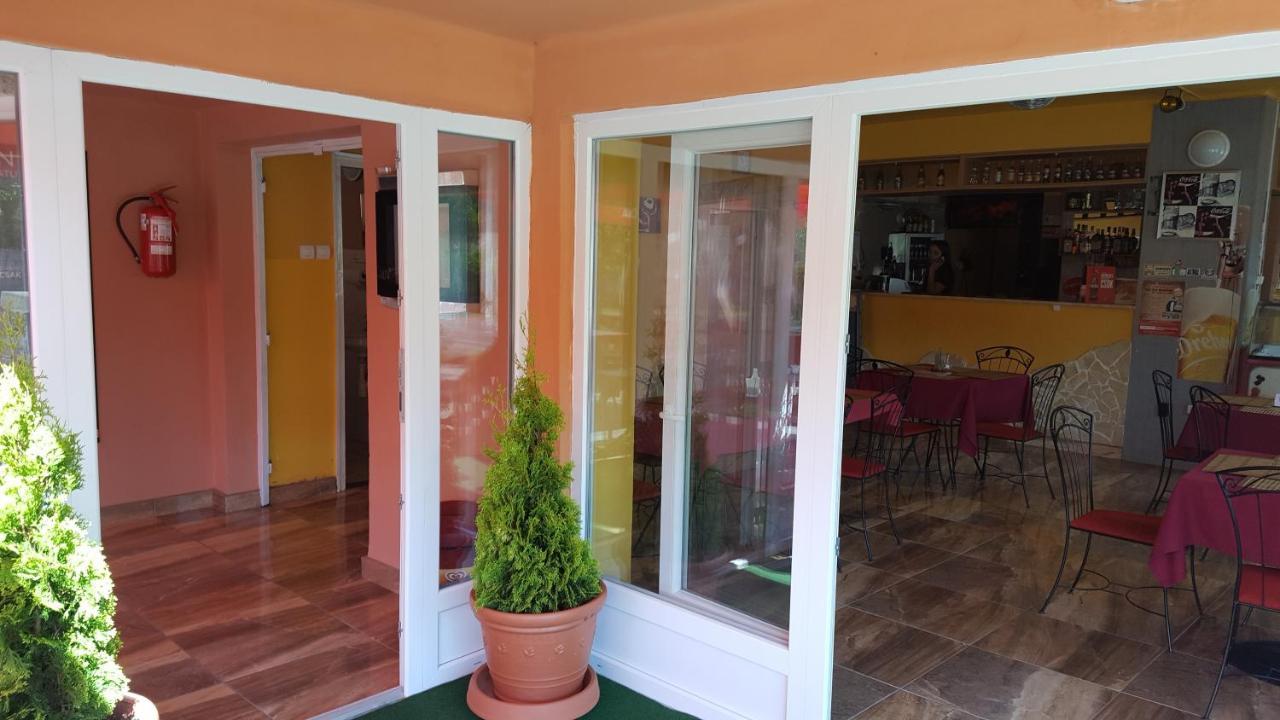 Havanna Etterem Es Vendeghaz Hotel Putnok Exterior photo